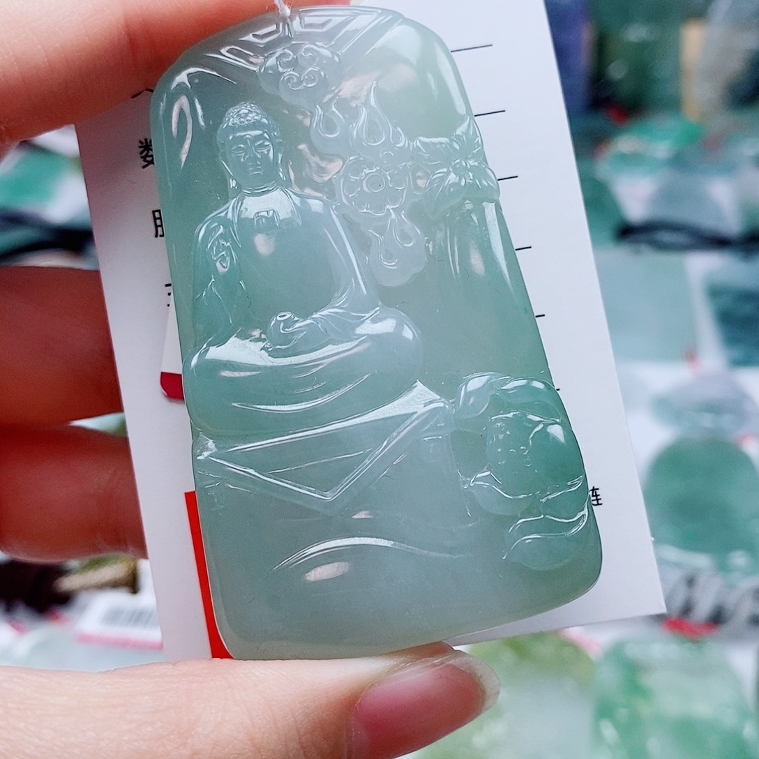 朱***。翡翠未镶嵌颈饰翡翠