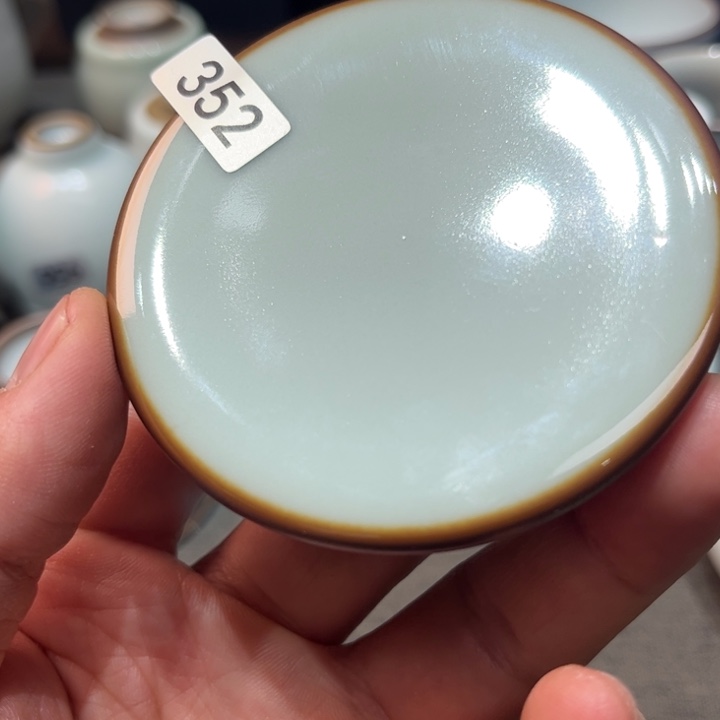 虚***实汝窑青，春芳不开片微瑕喜欢的可以拍