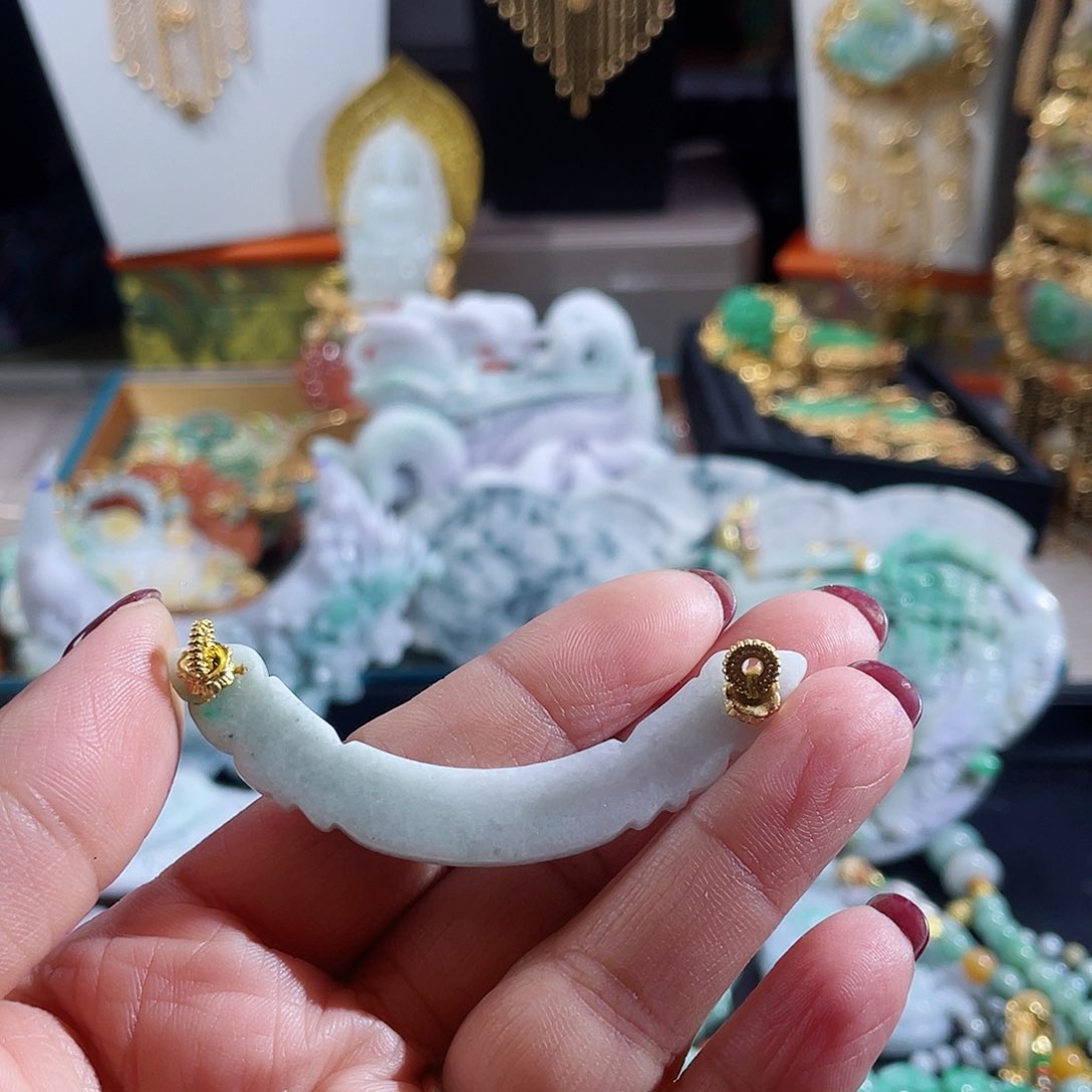 翡翠颈饰未镶嵌翡翠薄弯弯㇏