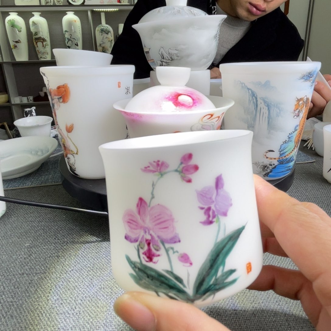 手绘来咯咯摸摸按着脑袋想