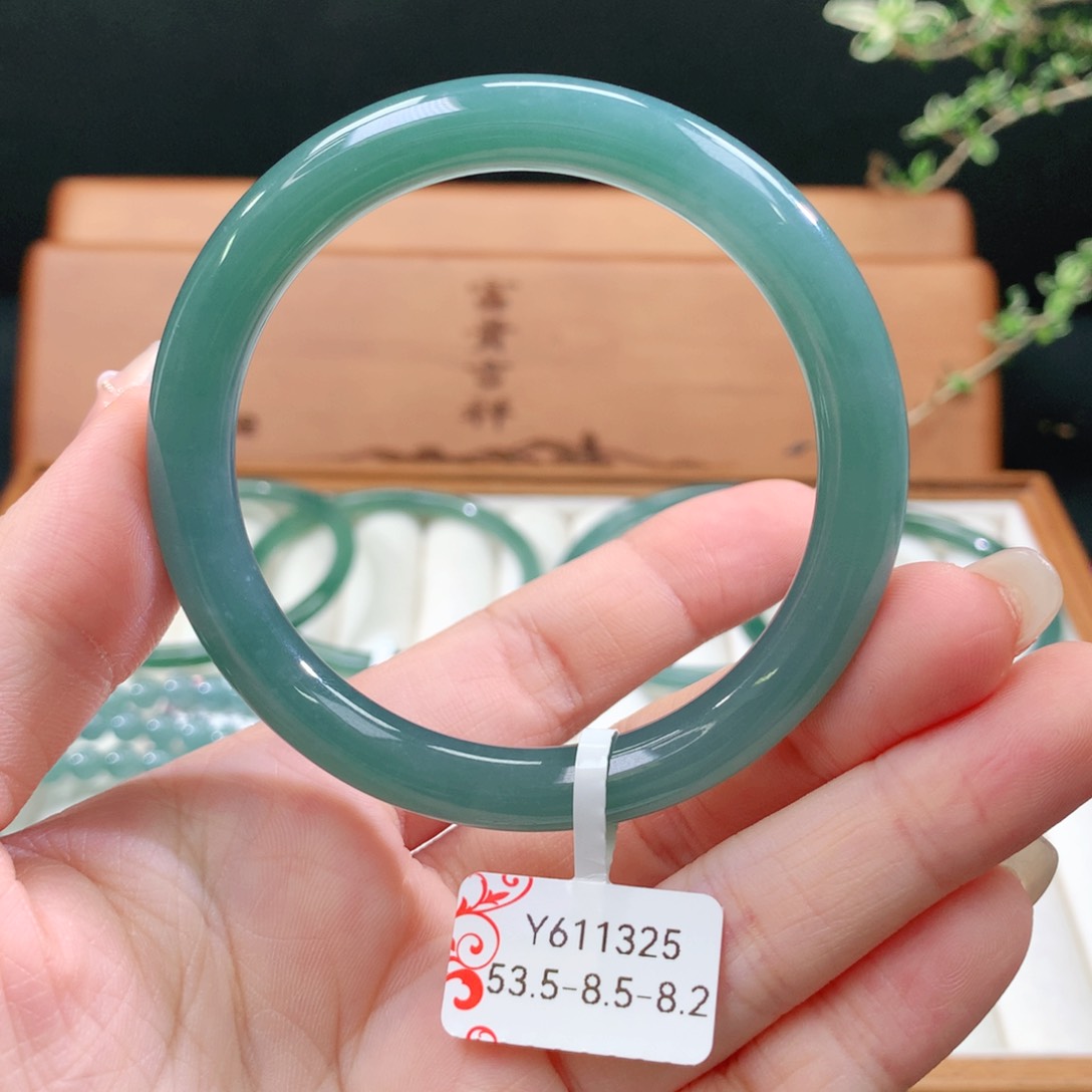 翡翠手镯未镶嵌?*天然