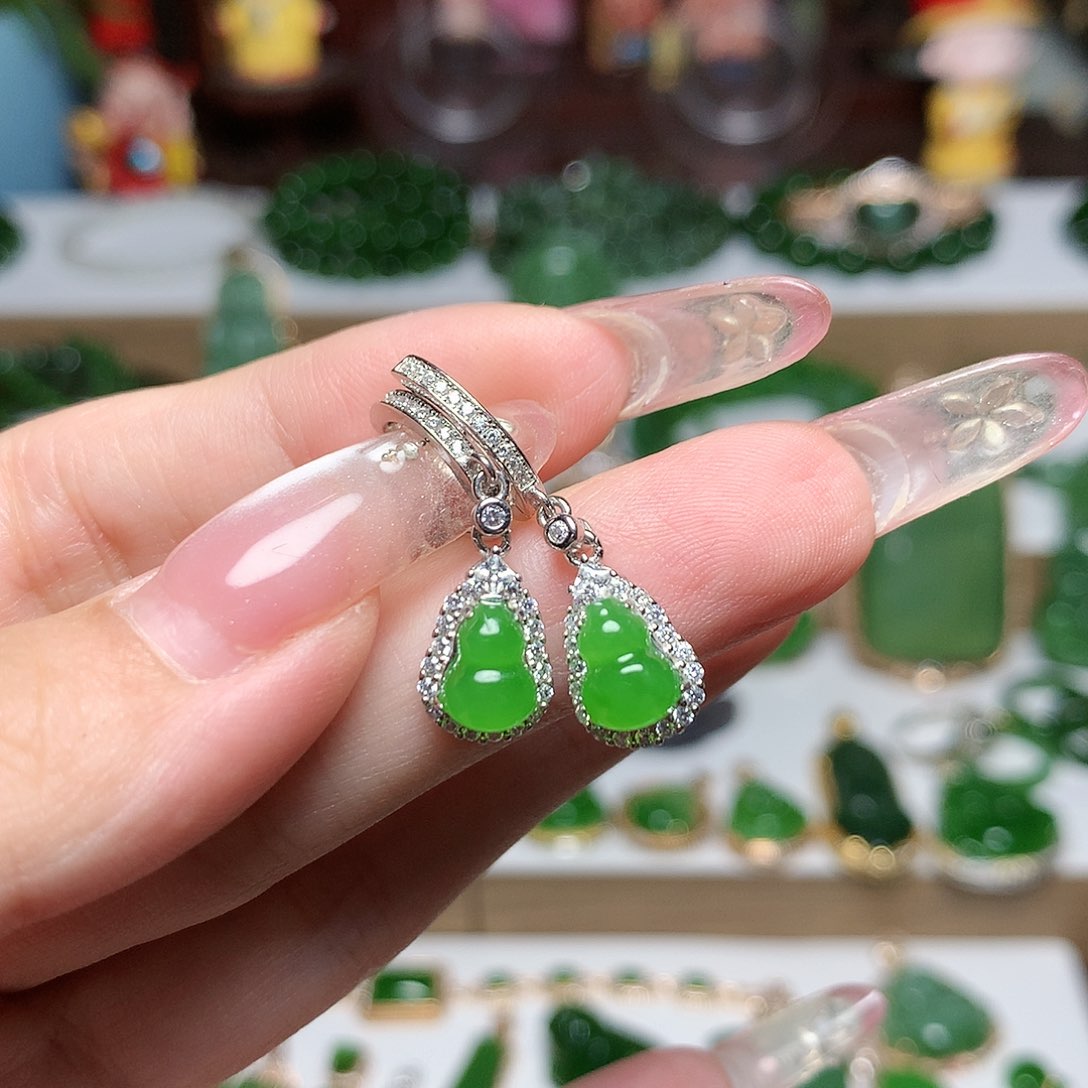 和田玉（碧玉）未镶嵌耳饰