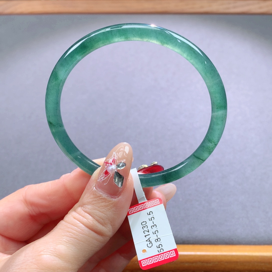 翡翠手镯未镶嵌天然翡翠手镯