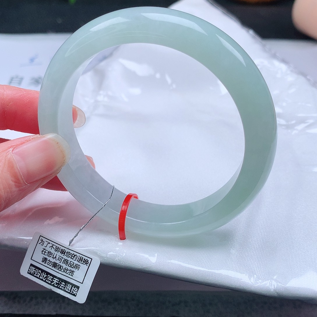 翡翠手镯未镶嵌55圈