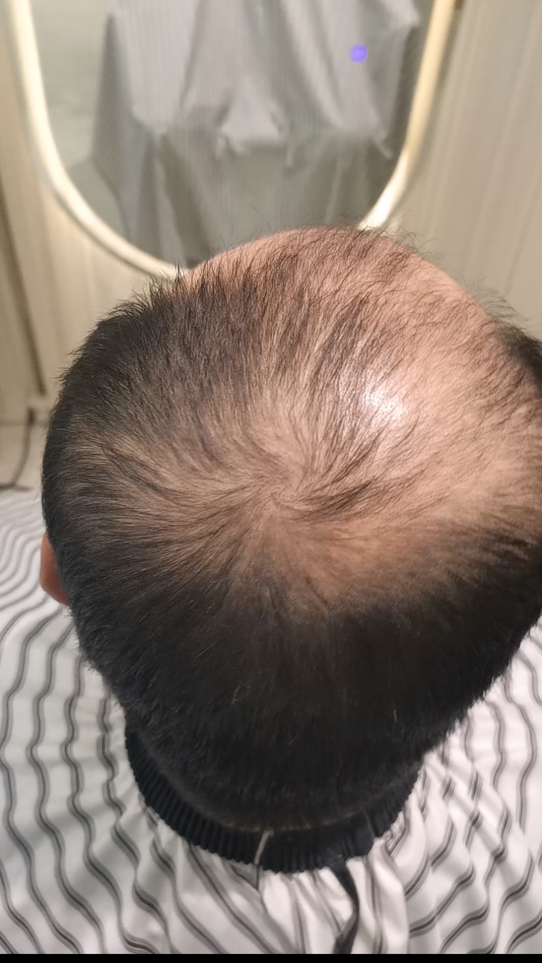 全手织网底，全真发丝，轻薄透气，现场修剪效果逼真！