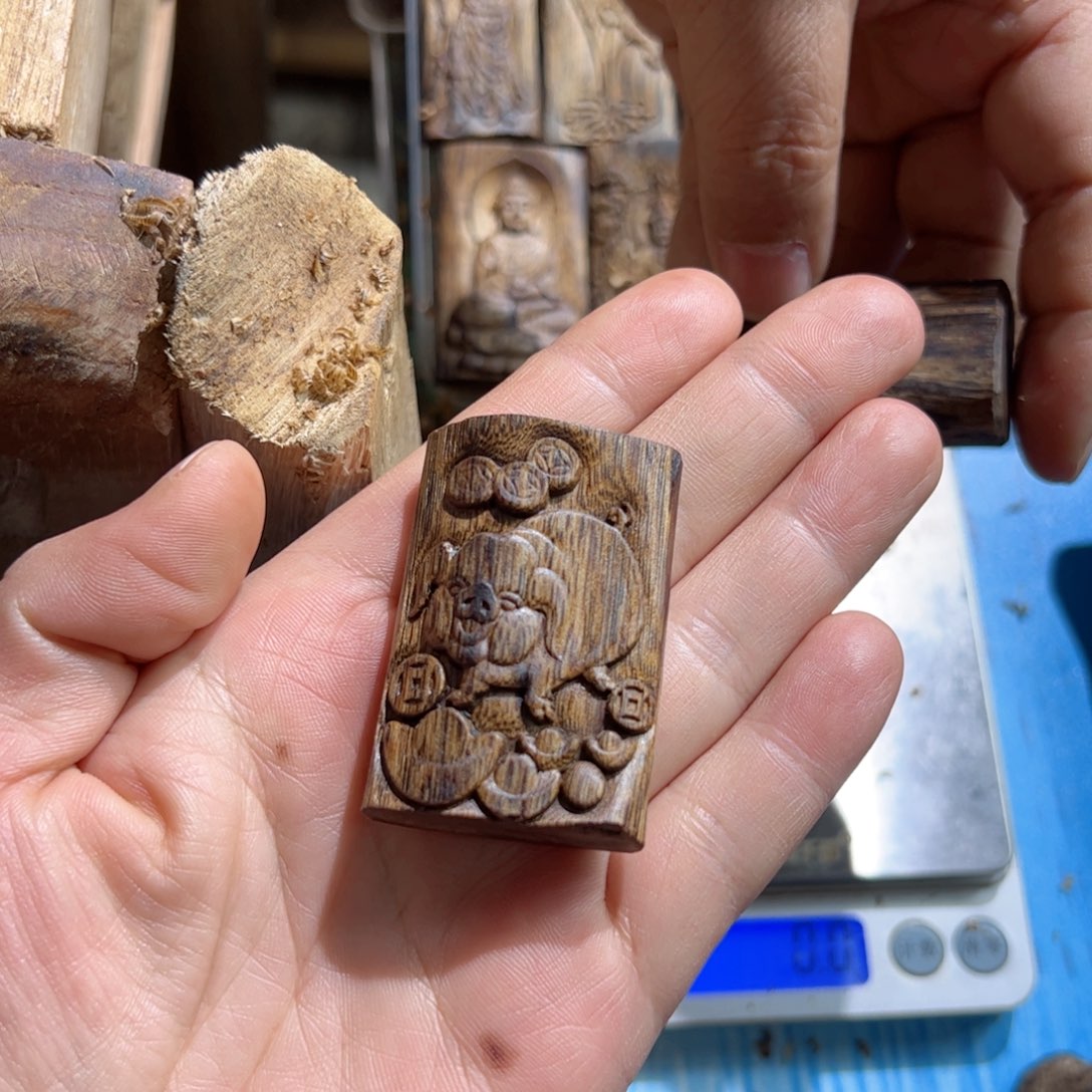 沉香吊坠白棋阿弥陀佛猪9.7克