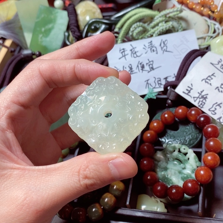 蛇纹石玉颈饰未镶嵌