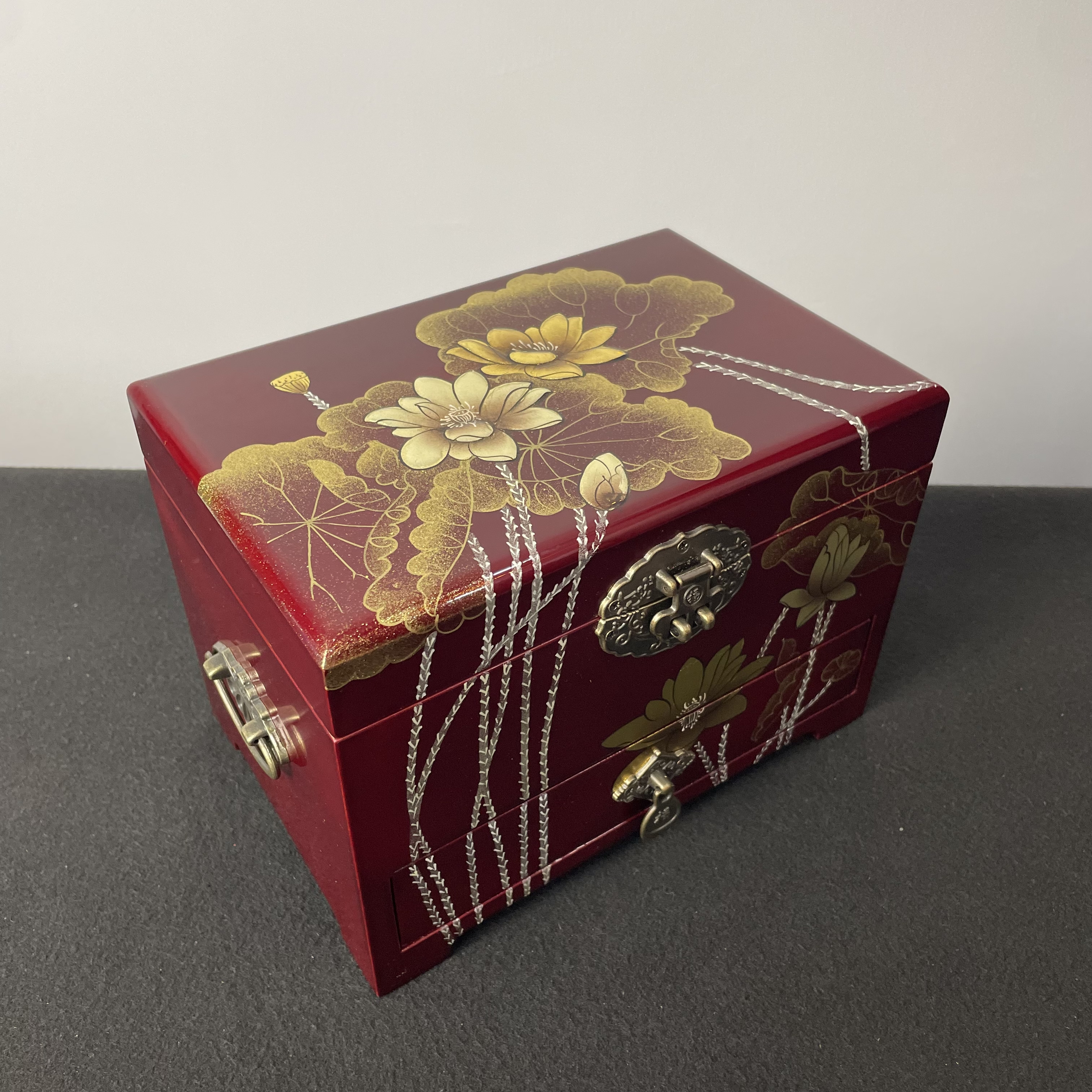 匠心严选YZQQ彩绘酒红底加高荷花首饰盒