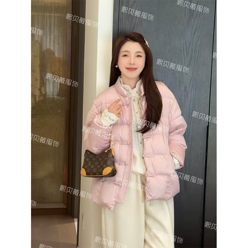 熙贝薇【粉黛流光】新国标90白鹅绒新中式对襟盘扣羽绒服 G5915