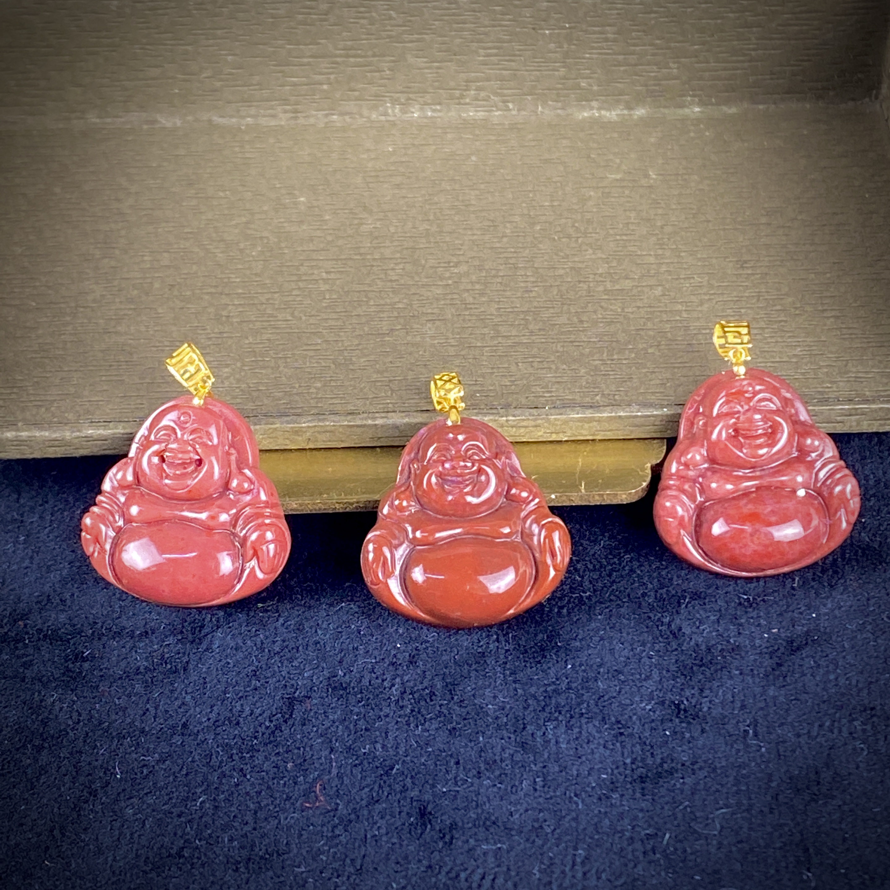 1006/南红原矿无注胶 精美雕刻佛公吊坠/多样性发/一件