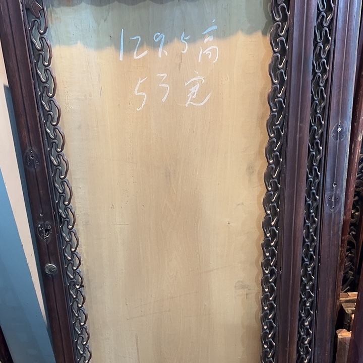 学***堂树脂制品密密麻麻木木框两个