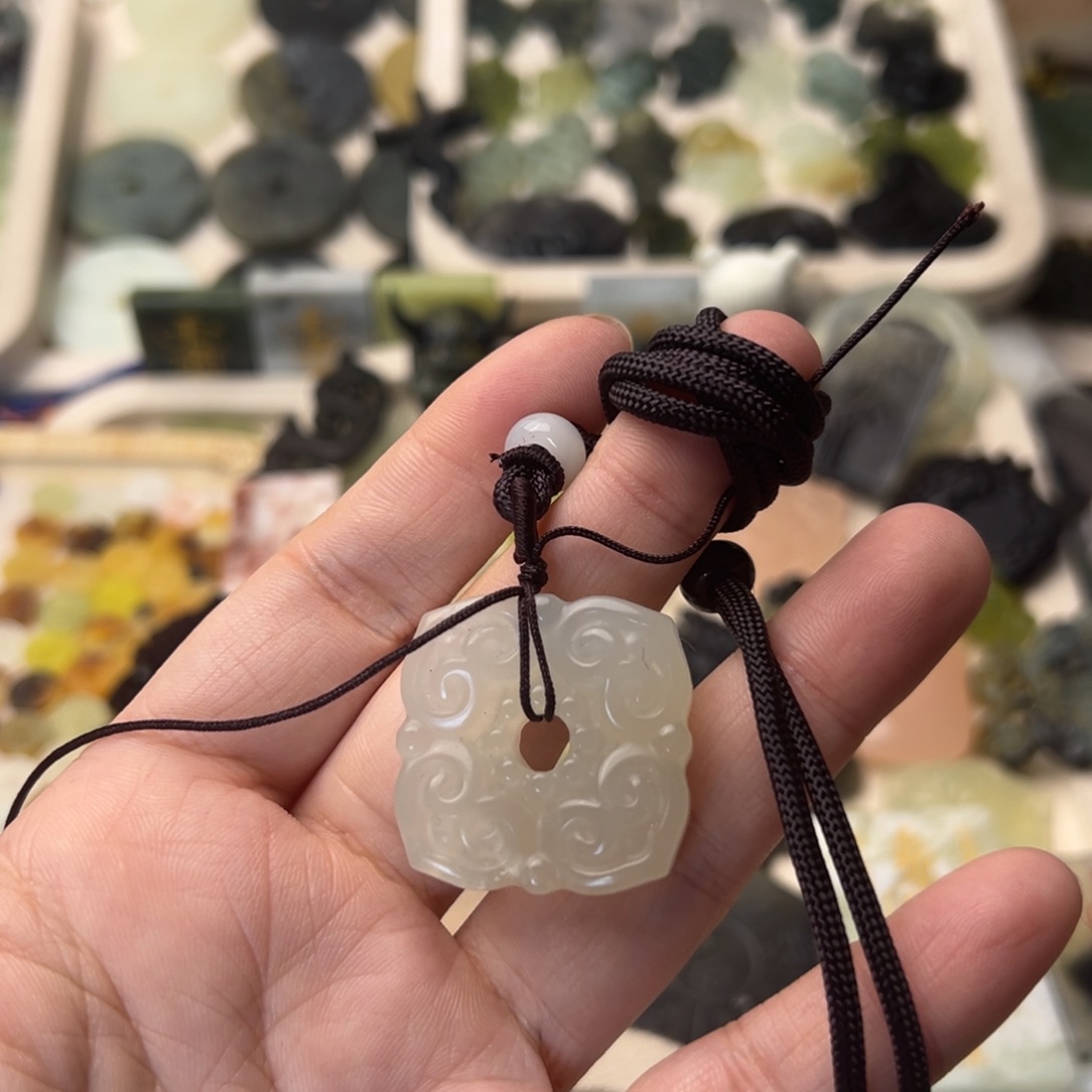 蛇纹石玉颈饰合金