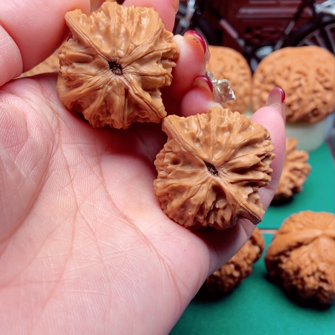 文玩核桃吊坠血灯笼40已打底