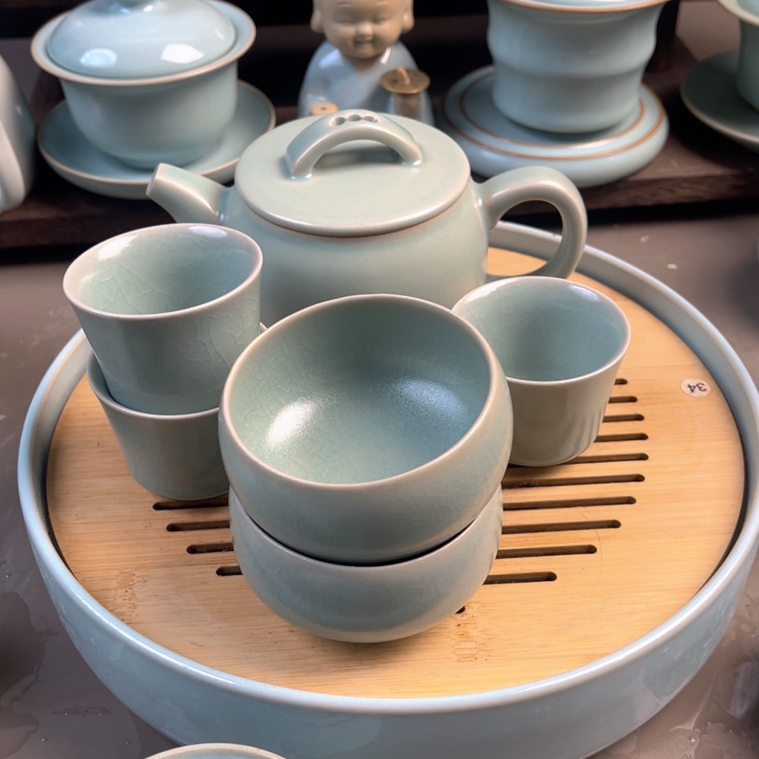 大***瑜陶摆件天青色和灰褐色均有较强