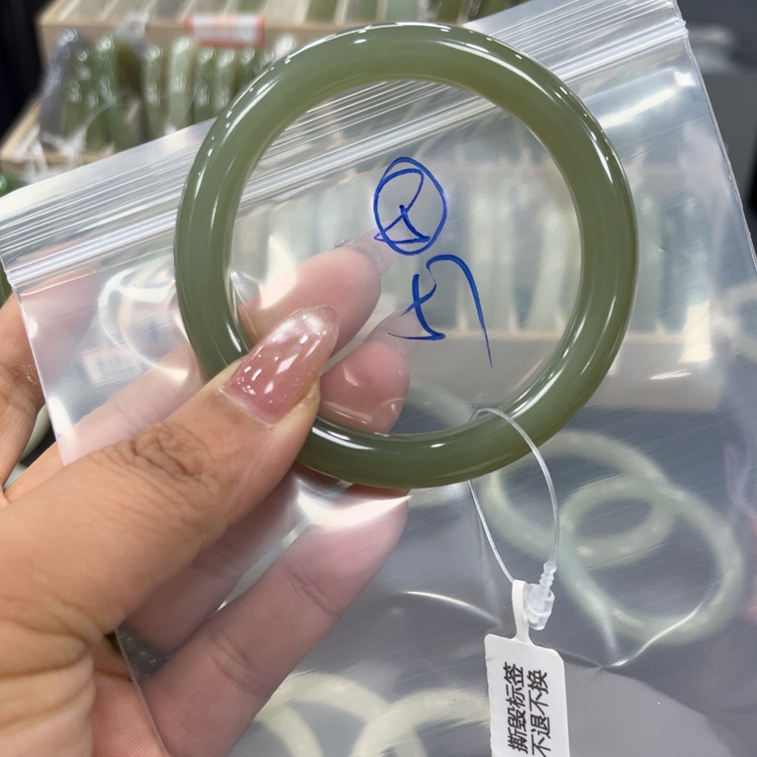 和田玉未镶嵌手镯