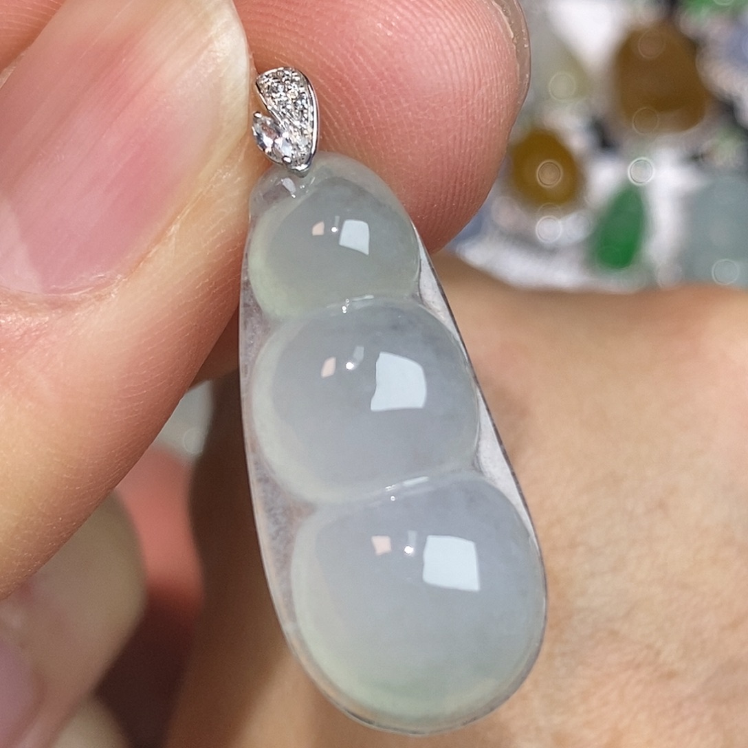 翡翠颈饰18K金镶嵌豆