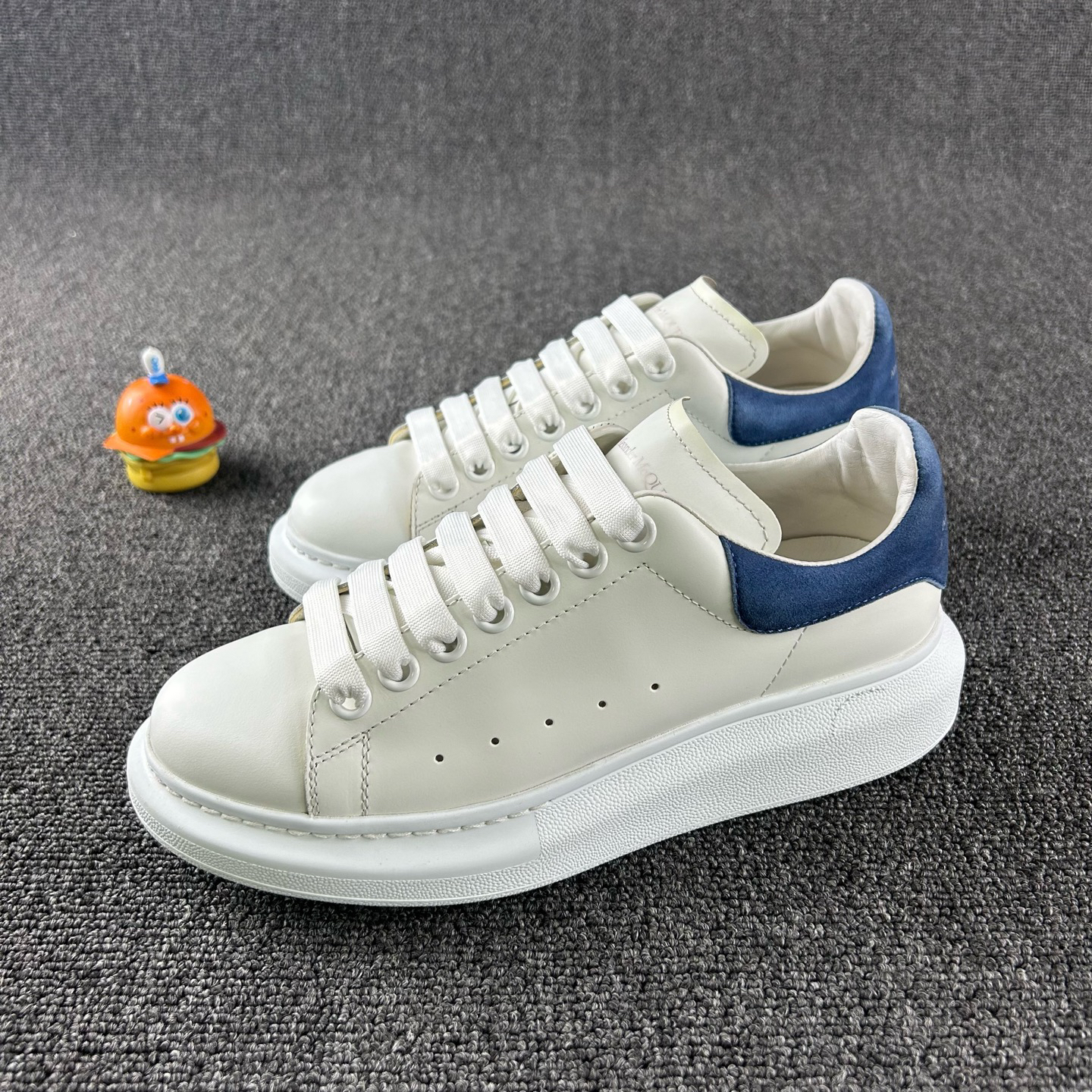 95新 Alexander McQueen/亚历山大·麦昆 蓝尾小白鞋38.5码 HB5198