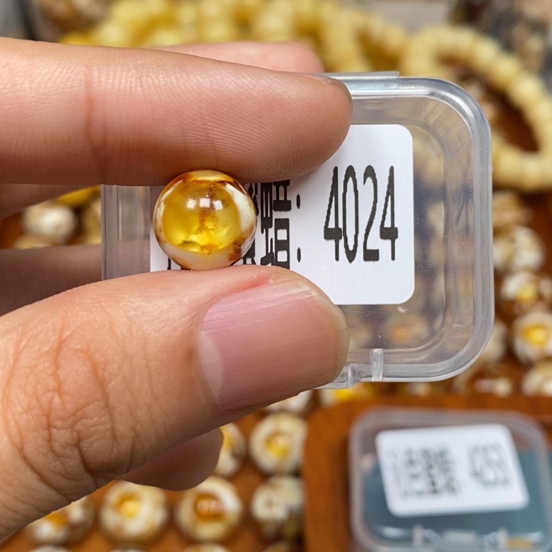 蜜蜡未镶嵌珠宝奇石4024