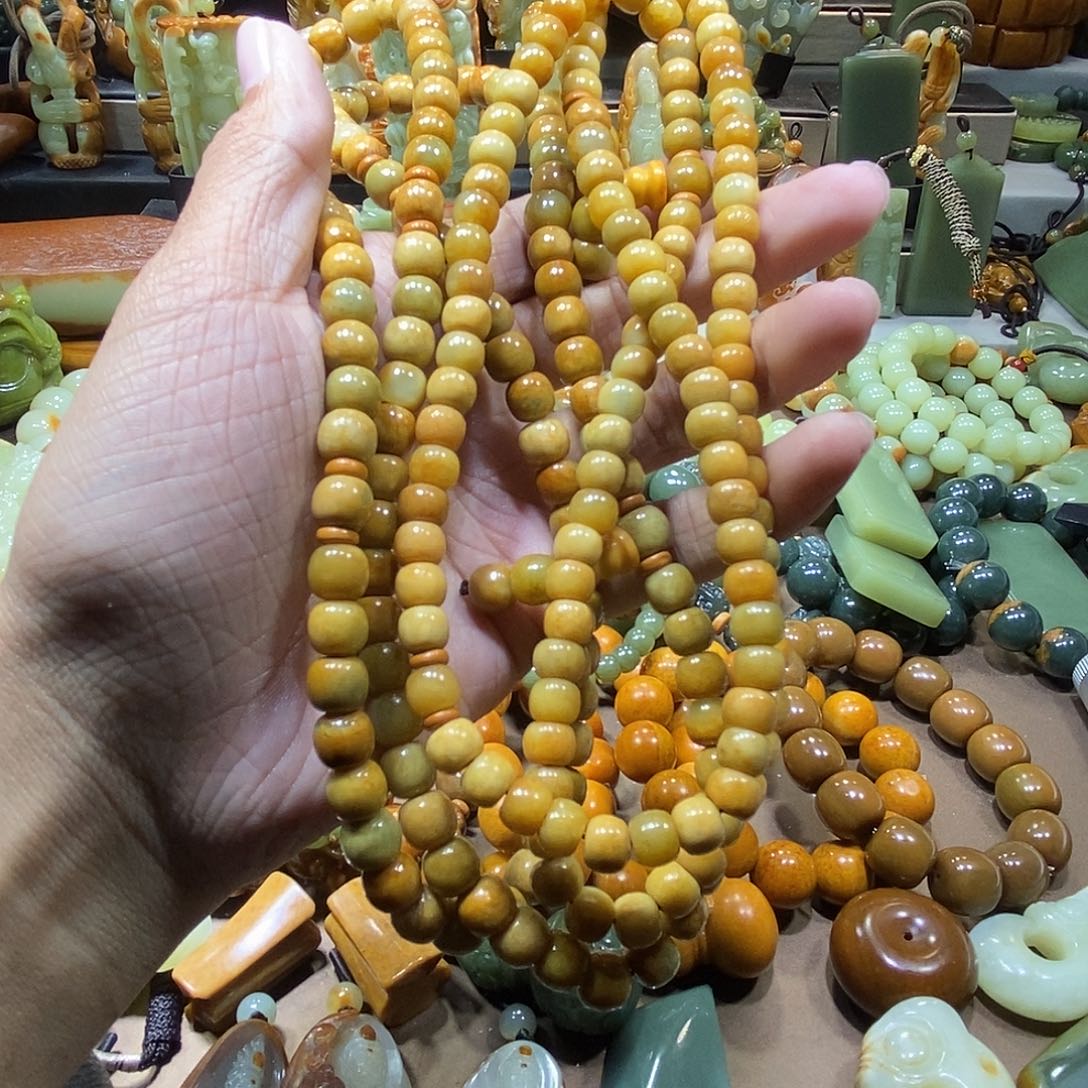 如***意透闪石质玉未镶嵌手串