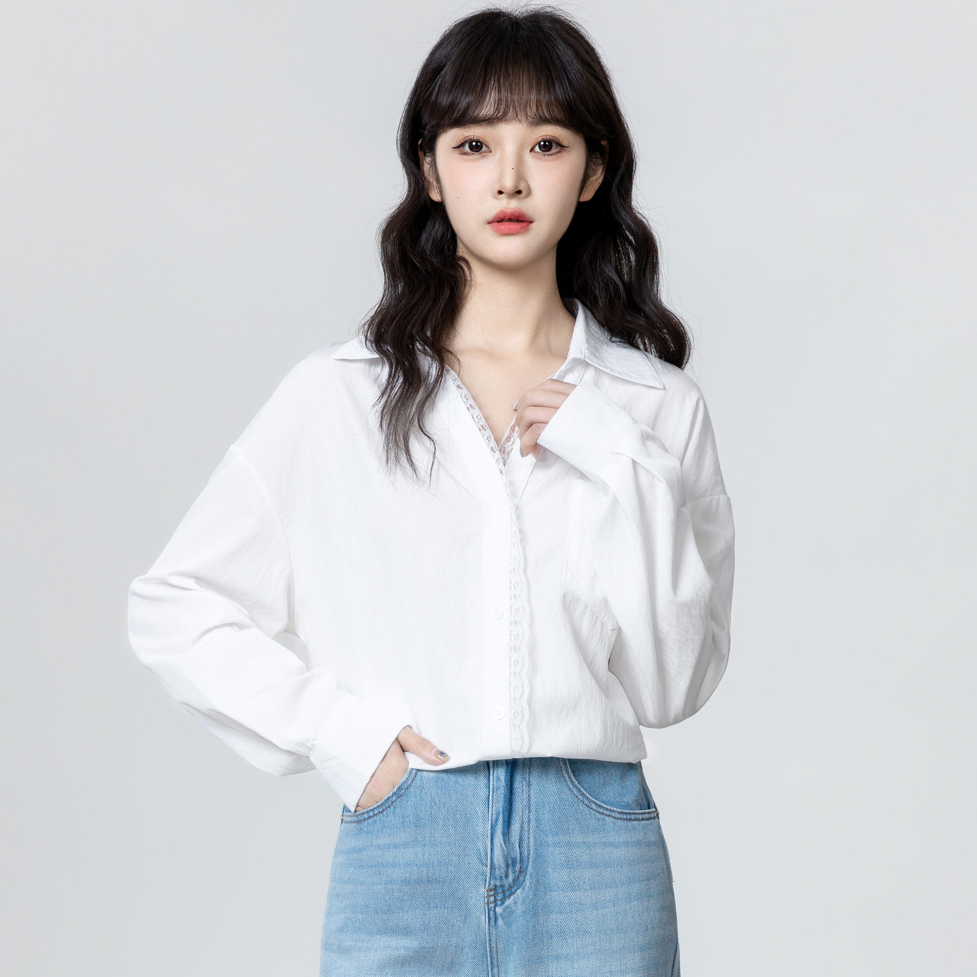 白色蕾丝拼接长袖衬衫女春2025春秋新款设计感宽松V领白衬衣上衣