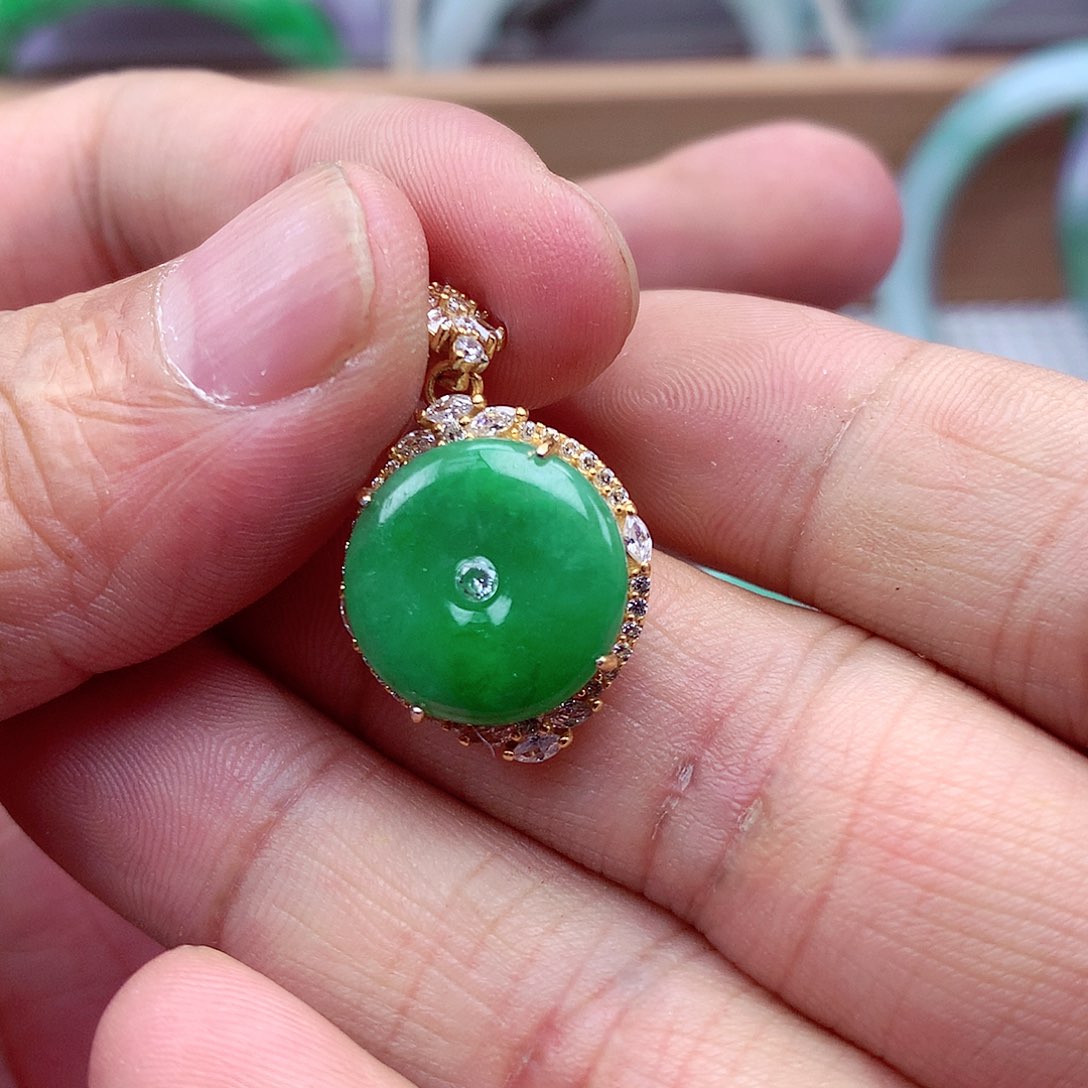 翡翠颈饰未镶嵌翡翠