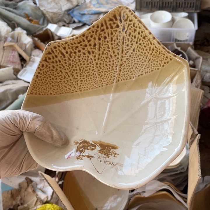 摆件陶瓷盘子碗砂锅都有