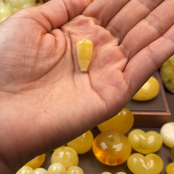 琥珀未镶嵌颈饰蜜蜡