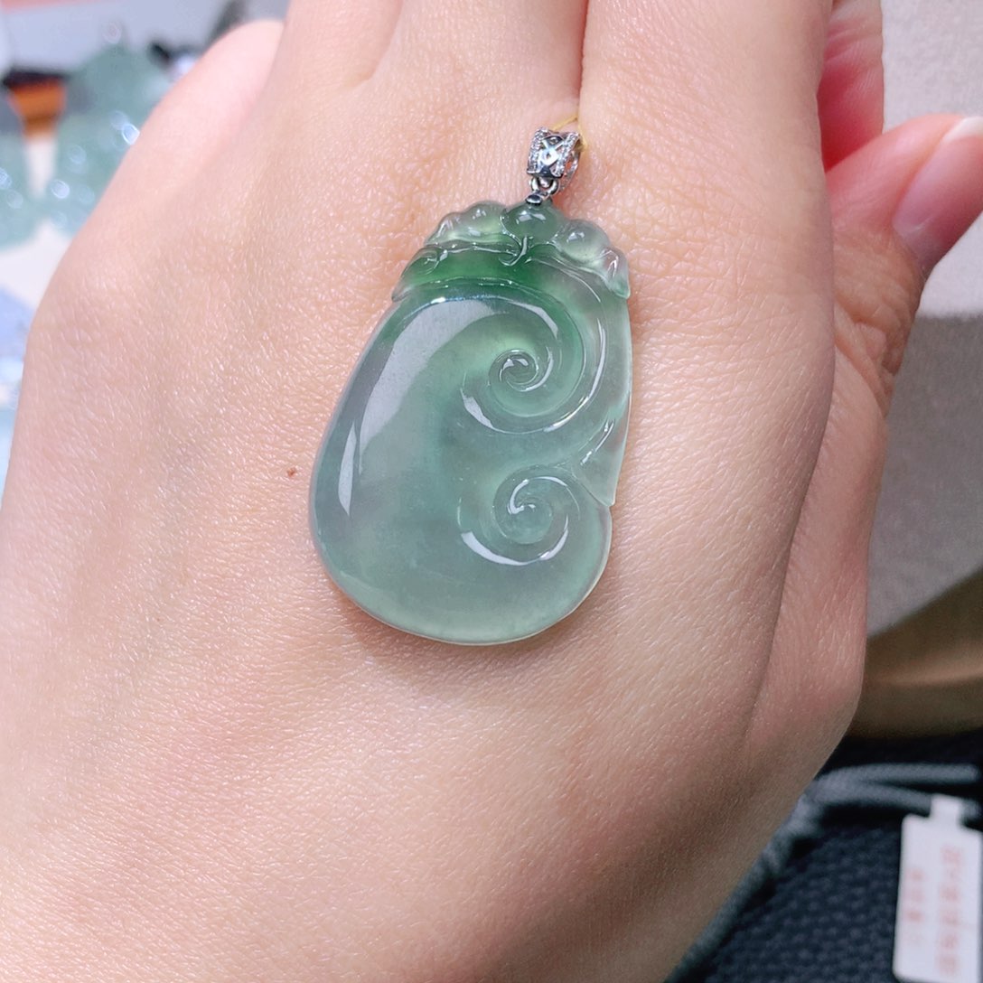 颈饰18K金镶嵌翡翠如意