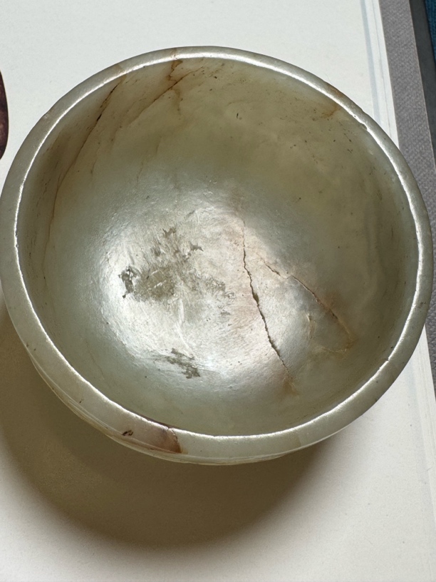 和田白玉螭纹玉杯