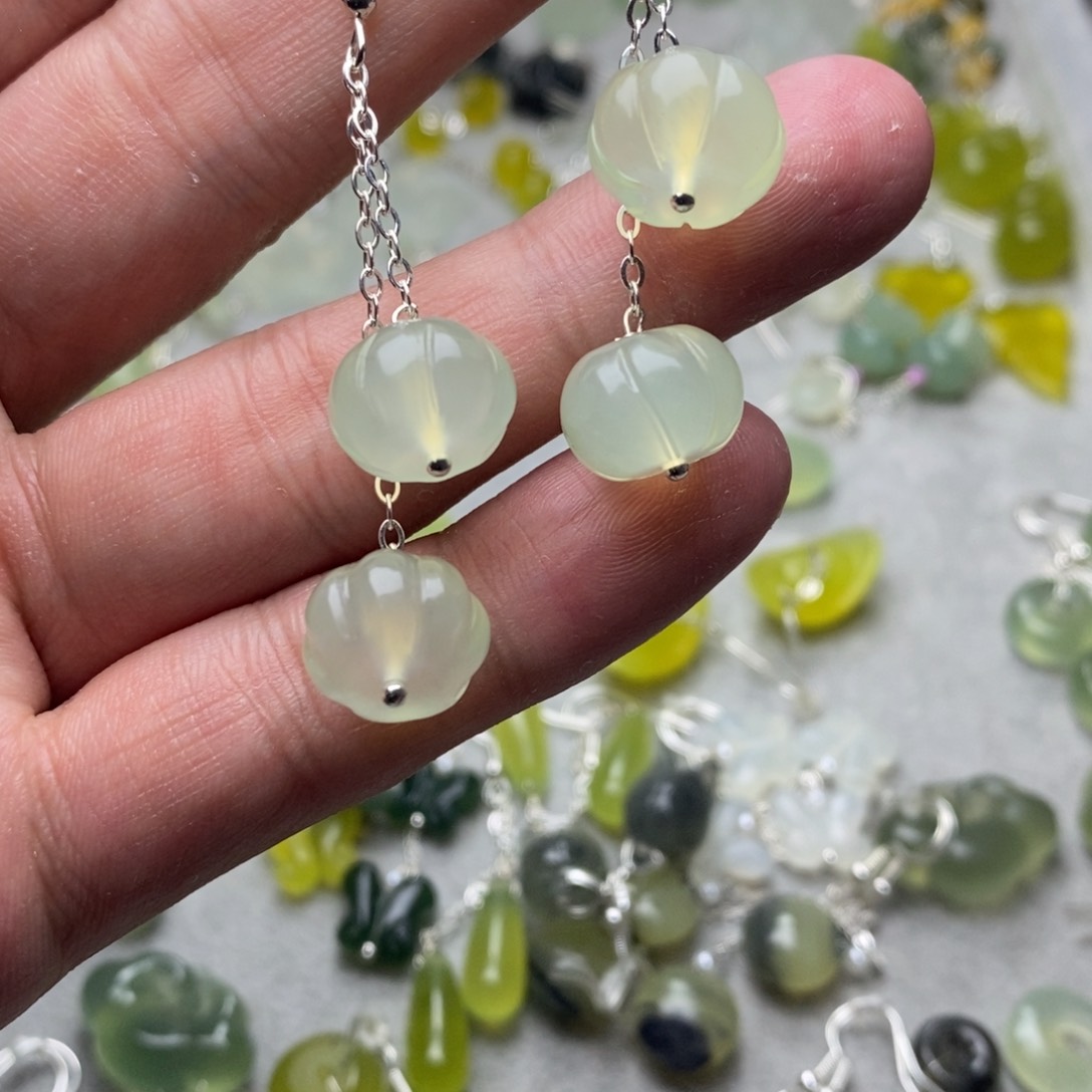 蛇纹石玉未镶嵌耳饰