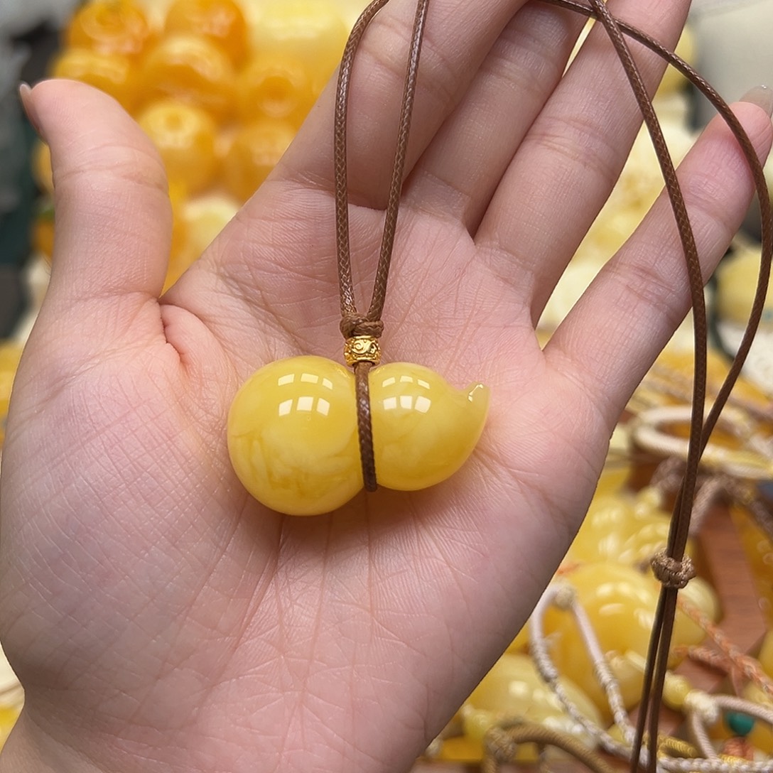 琥珀未镶嵌颈饰蜜蜡