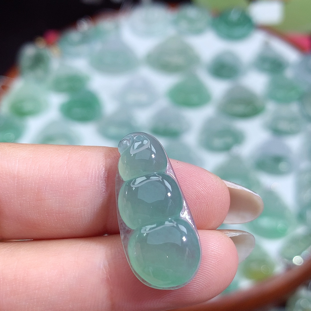 翡翠未镶嵌颈饰豆子