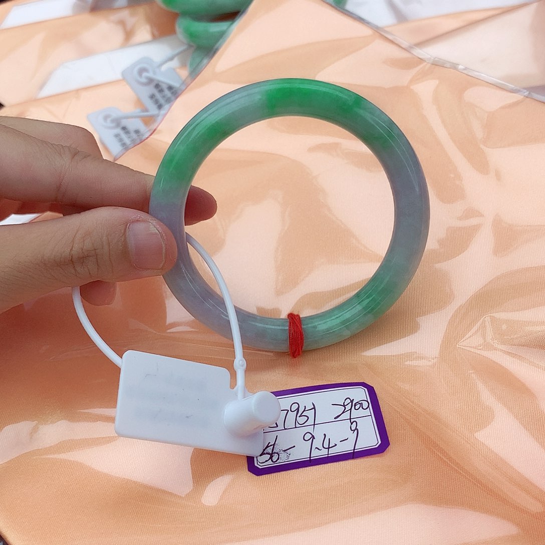 翡翠手镯未镶嵌翡翠