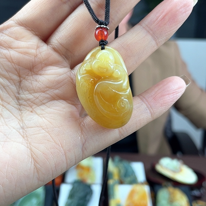 蛇纹石玉颈饰未镶嵌