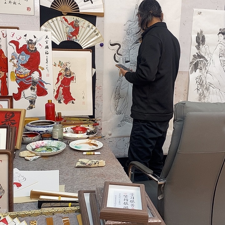 ****生国画框张老师画画