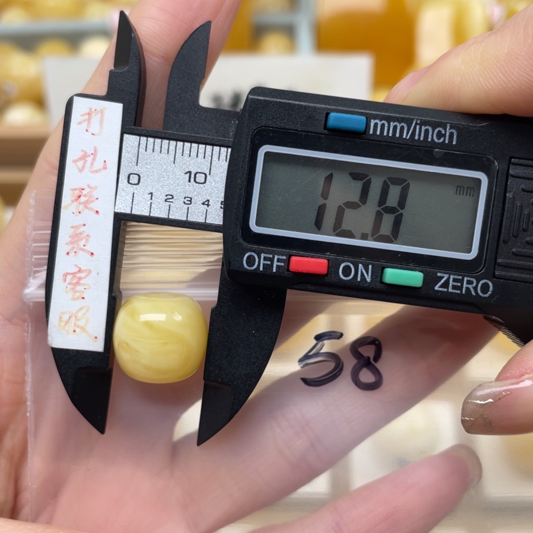 蜜蜡裸石未镶嵌闪**食蜜蜡