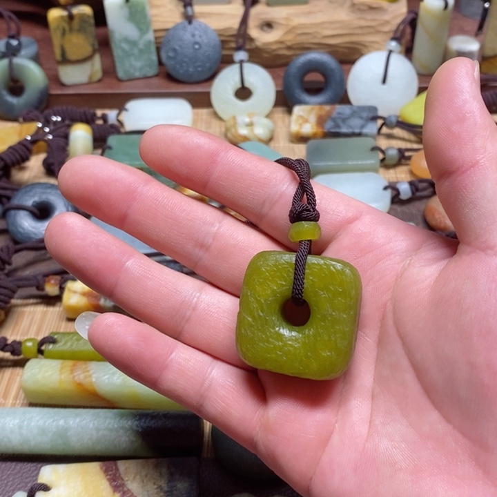 蛇纹石玉挂件未镶嵌岁***?