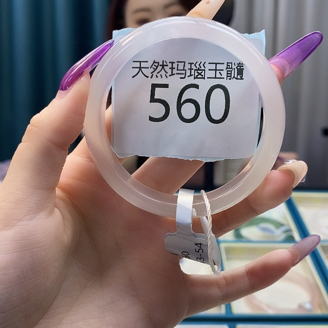 胡****玛瑙/玉髓手镯未镶嵌