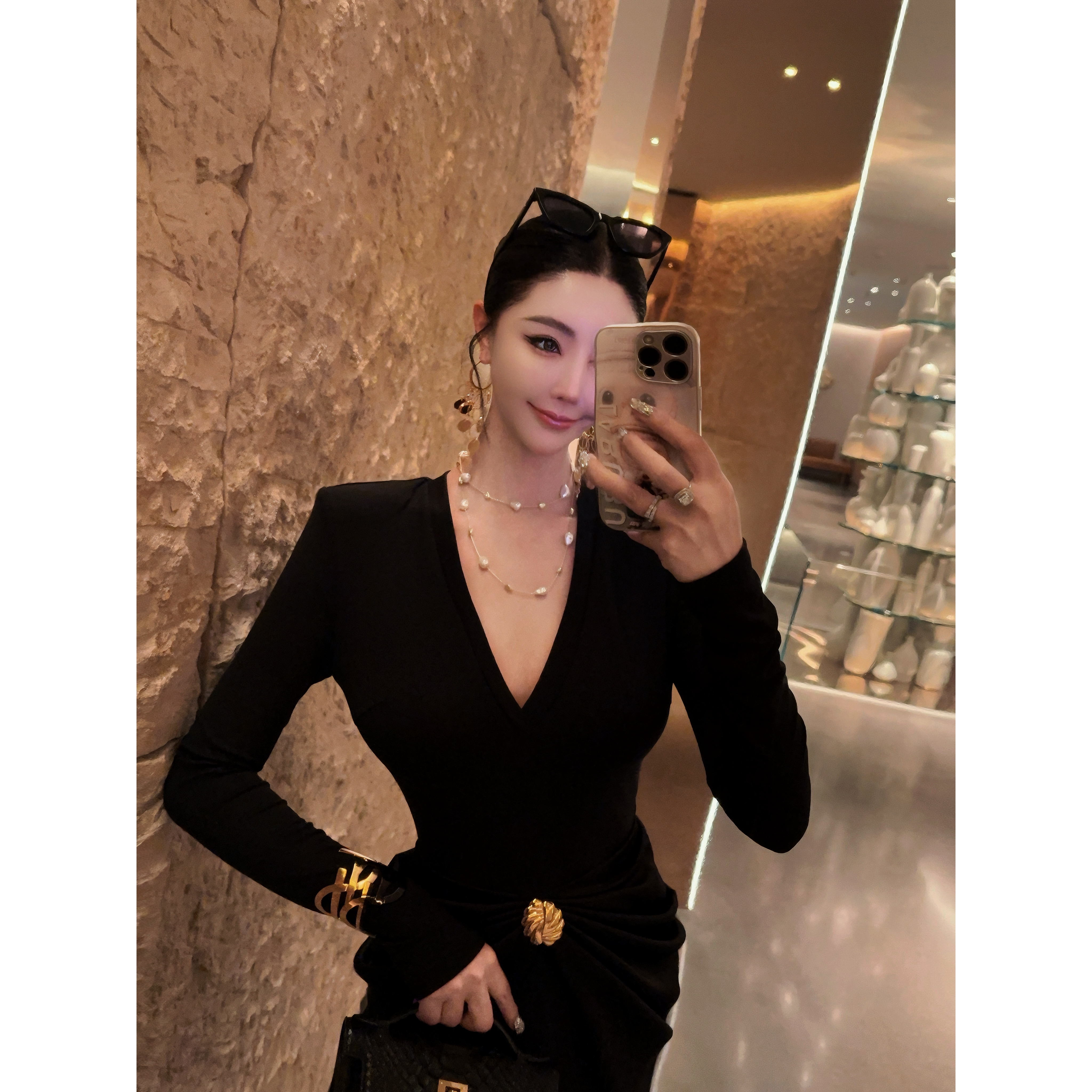 DIYI【魔都女神】黑白两色腰金扣褶褶长袖V领连衣裙LYQ13991