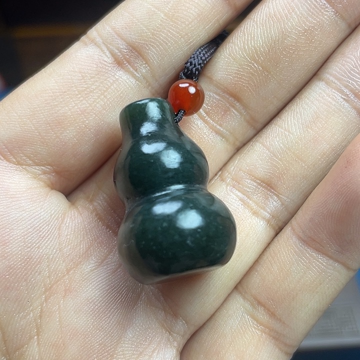 和田玉颈饰未镶嵌想****。