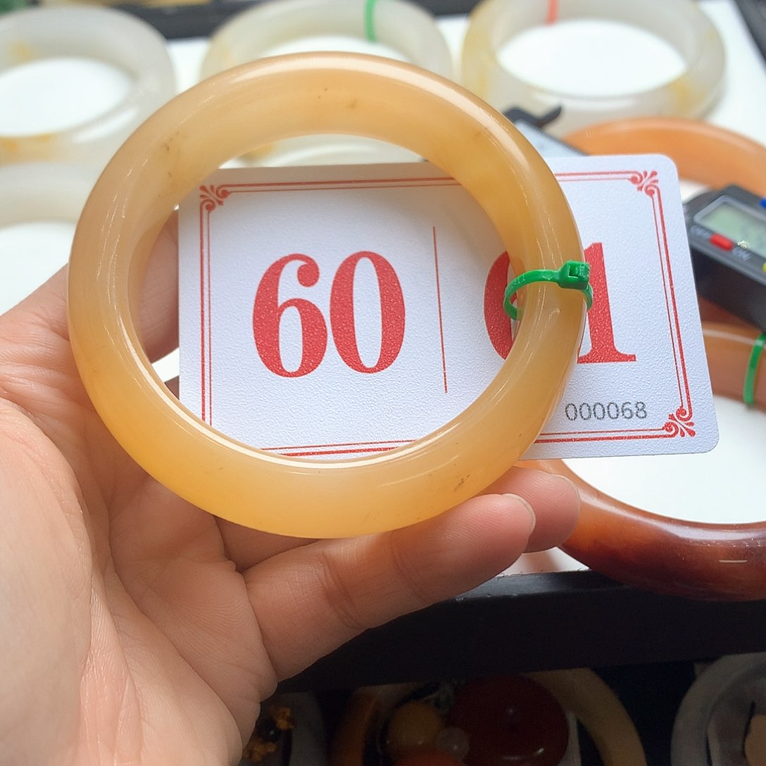 未镶嵌石英质玉（黄龙玉）手镯远***山