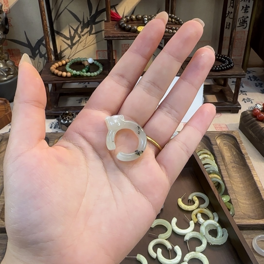 蛇纹石玉颈饰合金