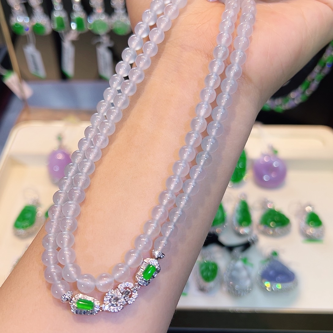 翡翠18K金镶嵌颈饰