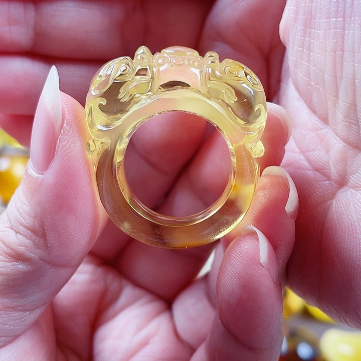 开***子琥珀未镶嵌裸石扳指