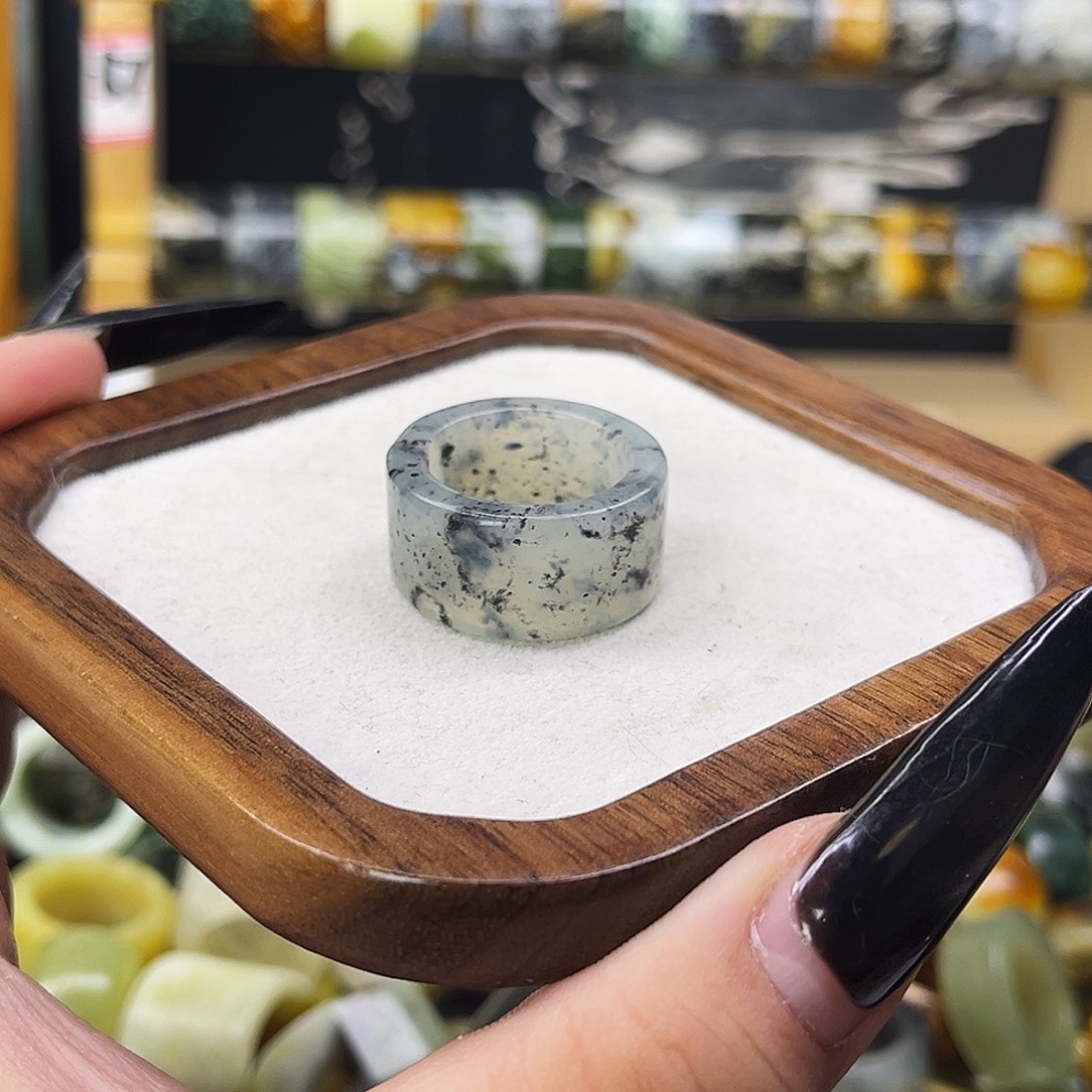 岫玉未镶嵌戒指18.52微瑕
