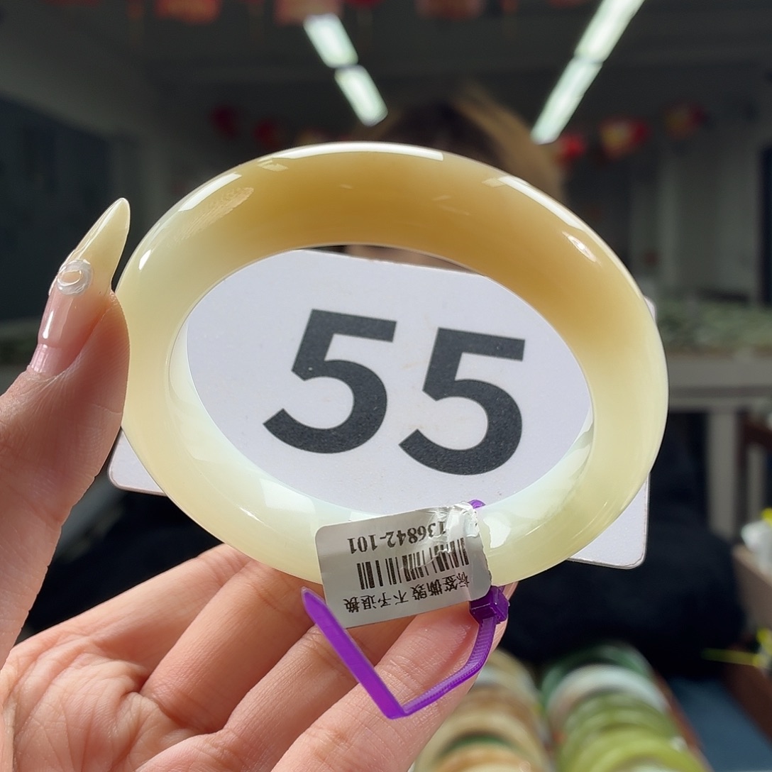 和田玉未镶嵌手镯微带小色飘