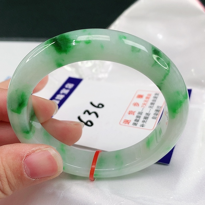 翡翠手镯未镶嵌翡翠