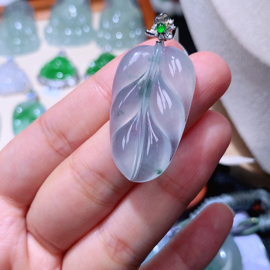 颈饰18K金镶嵌翡翠金枝玉叶