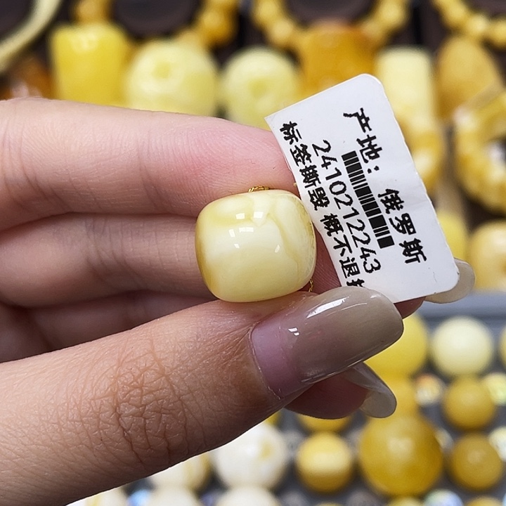 琥珀未镶嵌裸石14*12.4mm瑕 2243