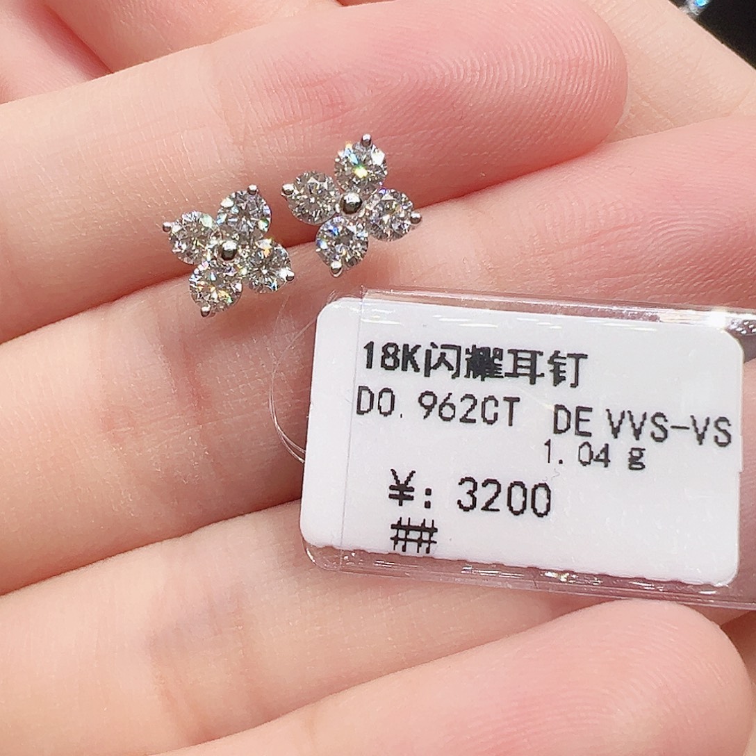 实验室培育钻石套链18K金镶嵌单颗12分，一对闪耀四叶草耳钉k白